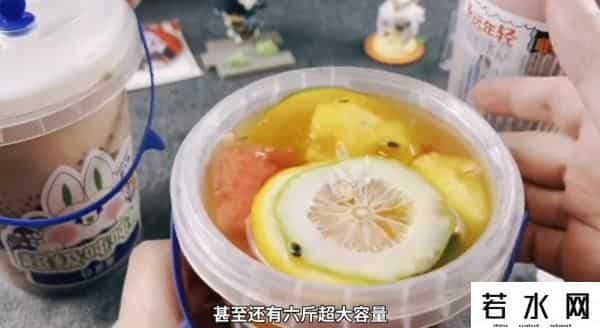 奶茶现在论桶了