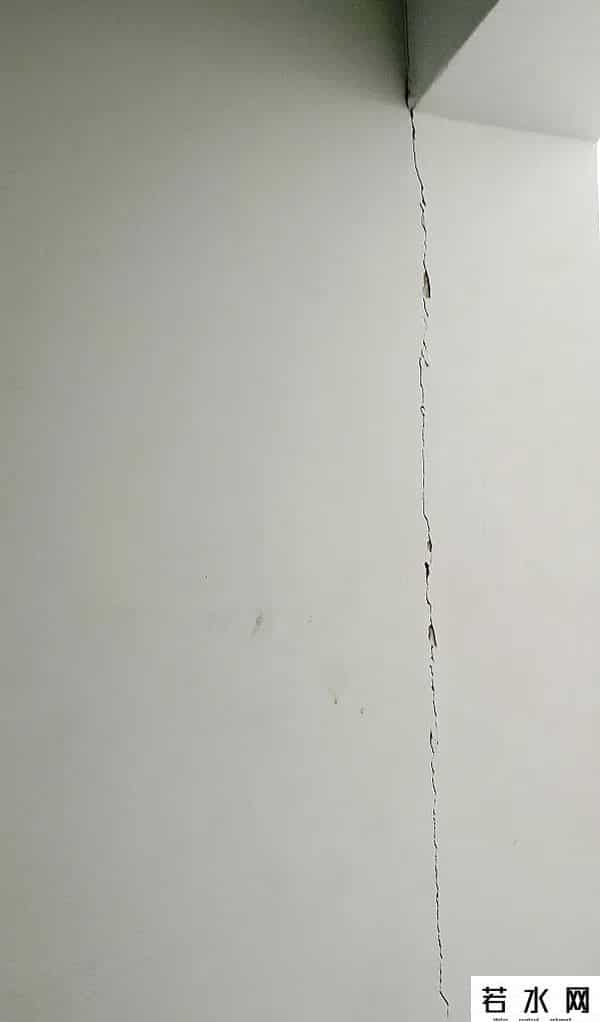 男子用吊车空运新房