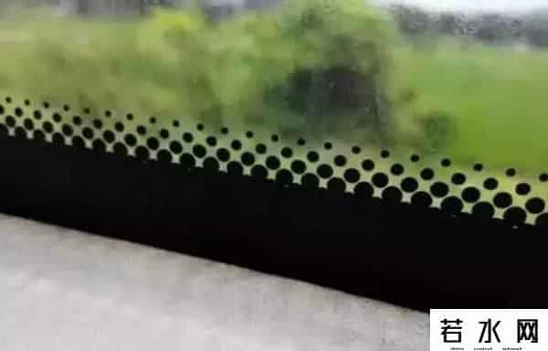 公交车玻璃边缘的黑点