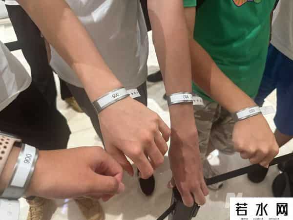 苹果店顾客冒雨排队