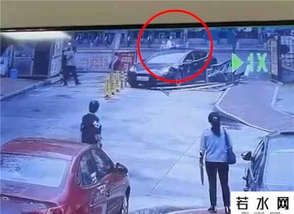 特斯拉倒车撞电动车致4伤 官方回应