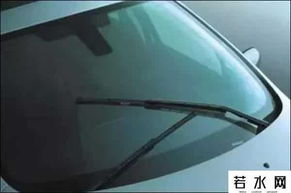 公交车玻璃边缘的黑点