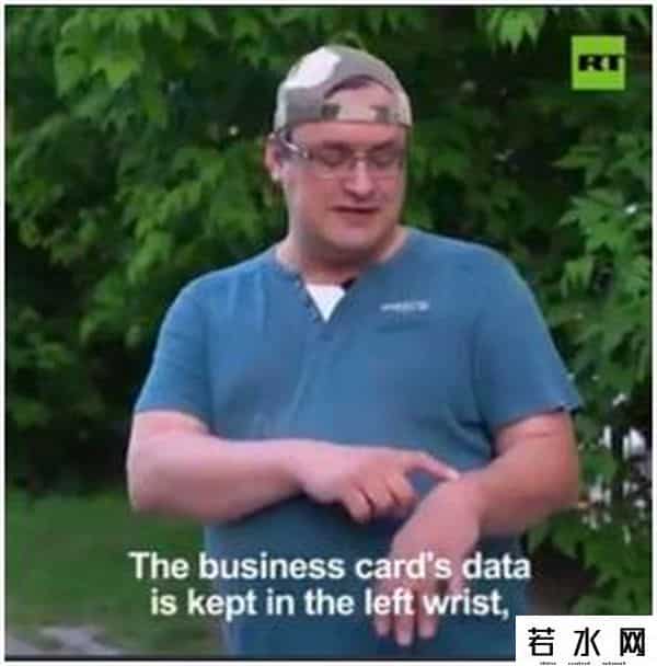 俄男子手中植入5枚芯片可徒手刷门禁