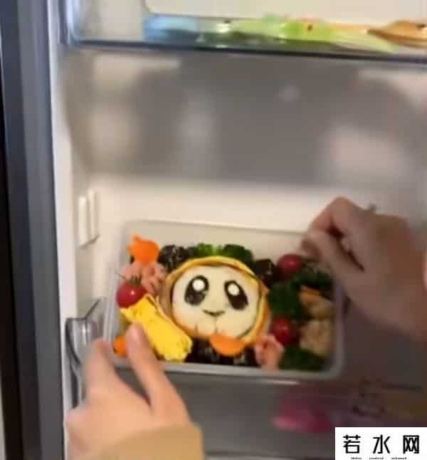 男子情人节送女友一冰箱冰墩墩