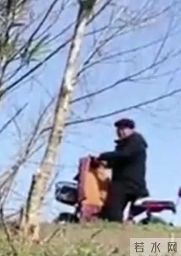 女子被老头骚扰称过来玩玩