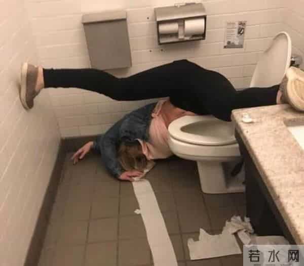 小伙国庆穿防护服给老丈人收玉米