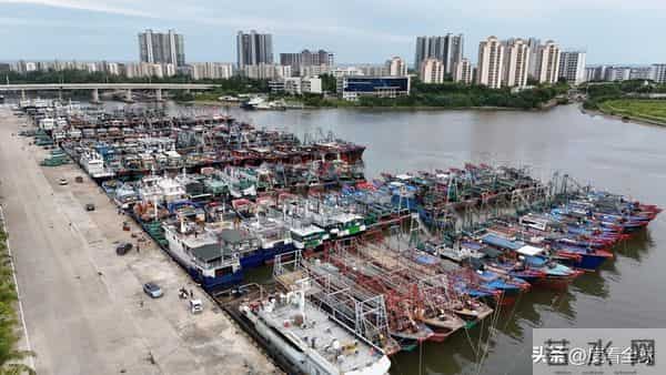 台风登陆海南-暴雨下市民艰难行走