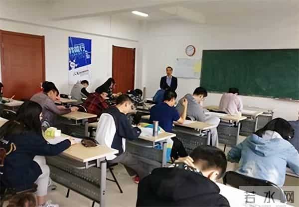 男子为上清华复读13年拒多所名校