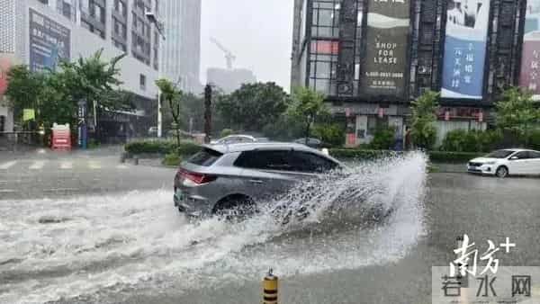 广东暴雨-街头积水市民骑车如渡河