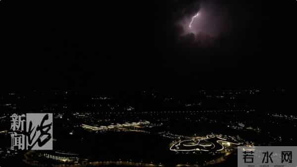 江苏大风吹飞机转圈