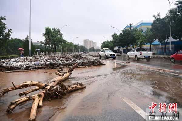 房山门头沟大雨瓢泼风声呼啸