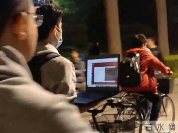 清华学生边骑车边用电脑