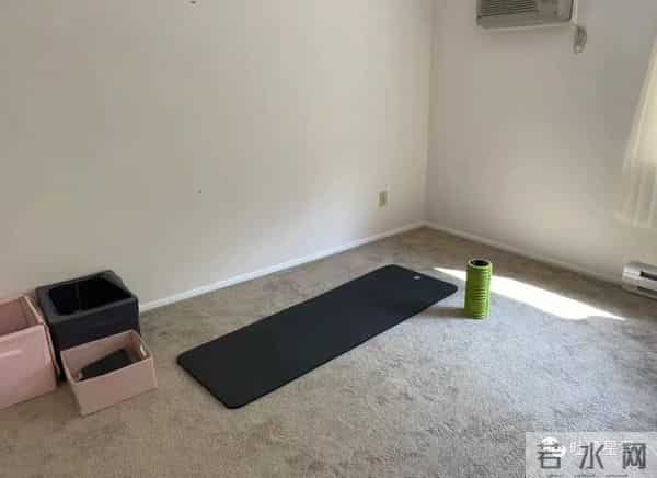 2岁女孩把蛇干当玩具吓跑妈妈