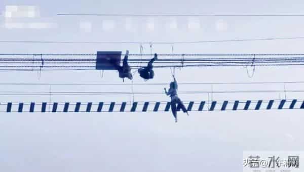 湖南一网红吊桥断裂20余人落水