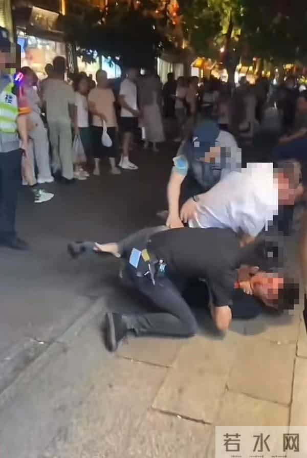 景区回应男子举牌征婚被按倒