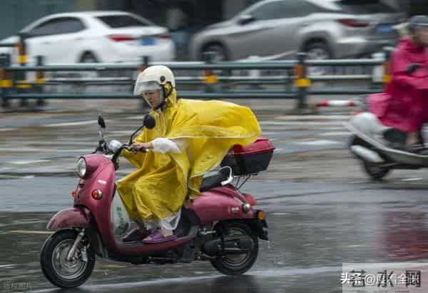 台风登陆海南-暴雨下市民艰难行走