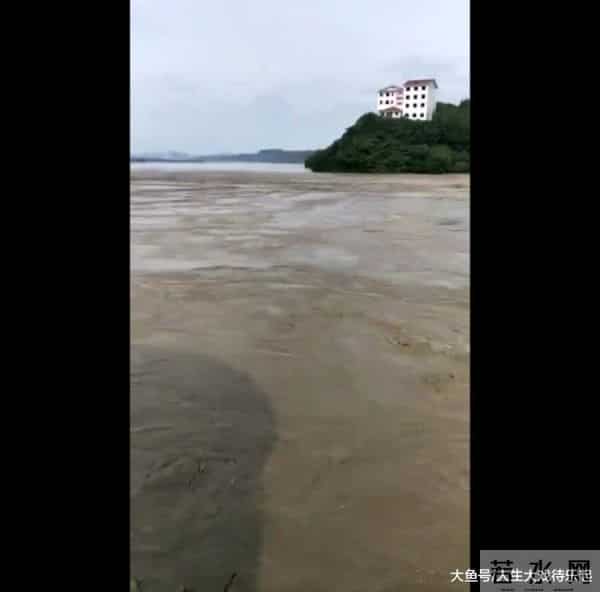 四川南充上演现实版大水冲龙王庙