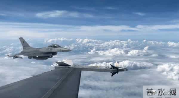 美军称F-16战机击落空中物体