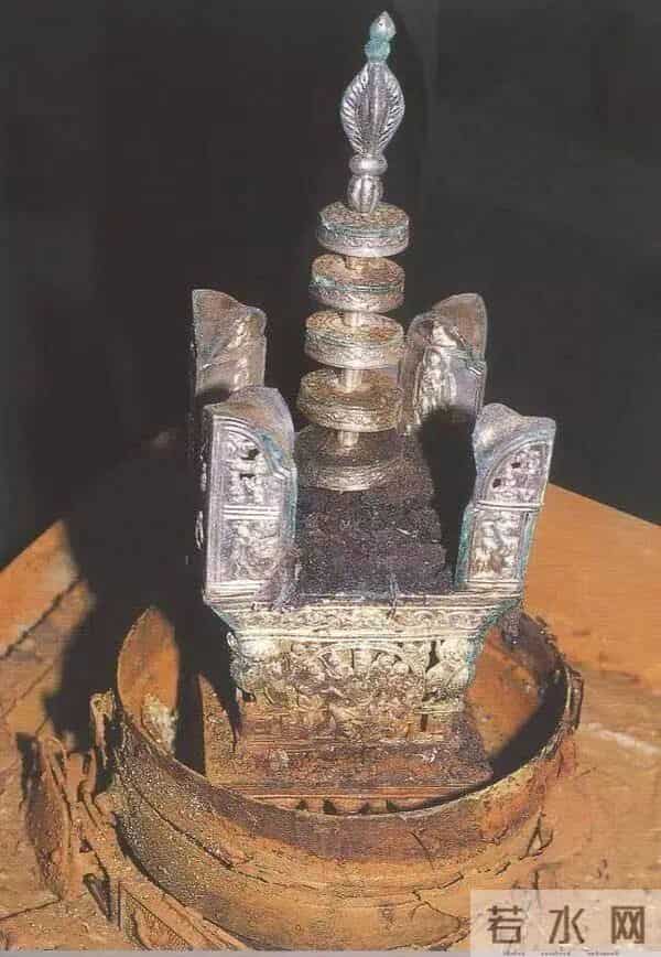 雷峰塔下真有压了千年的白色虫子