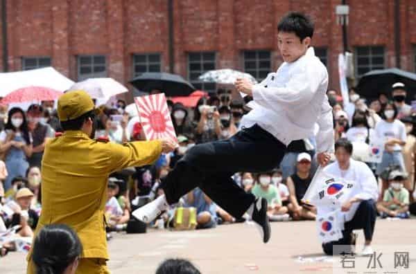 韩国民众当街表演痛打日军