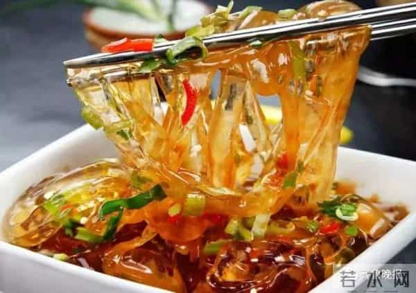 台风过后青岛海滩上尽是海鲜