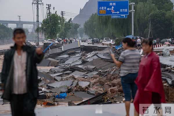 实拍河南暴雨-急流冲垮大桥