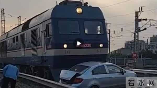 唐山一轿车与火车发生碰撞