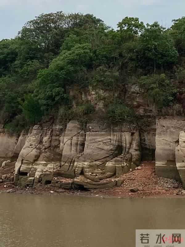 四川一水下坐佛露真身