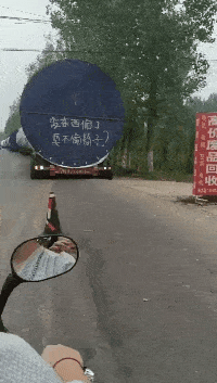 大妈跳广场舞把孩子栓栏杆上