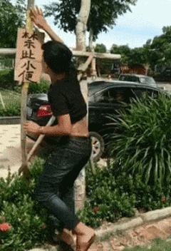 大妈跳广场舞把孩子栓栏杆上