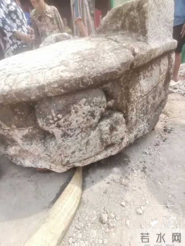 湖南一施工路段挖出超三千斤石龟