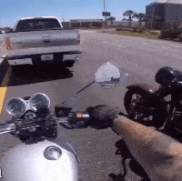 大妈跳广场舞把孩子栓栏杆上