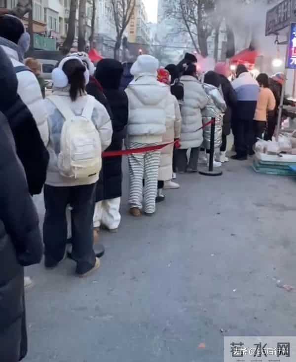 哈尔滨赢麻了 车站景点被“攻陷”