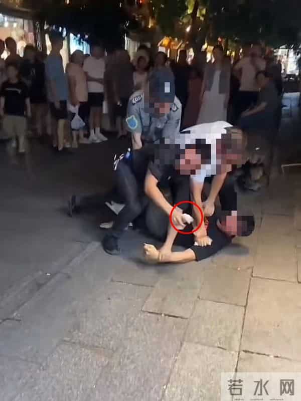 景区回应男子举牌征婚被按倒