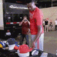 大妈跳广场舞把孩子栓栏杆上