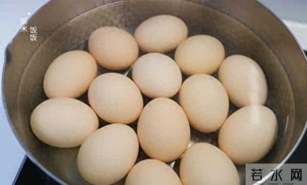 女儿凌晨五点半喊爸妈起床吃早饭