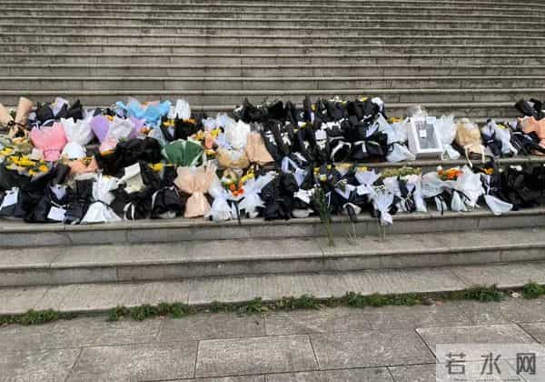 长沙学生自发前往倒塌事故地献花