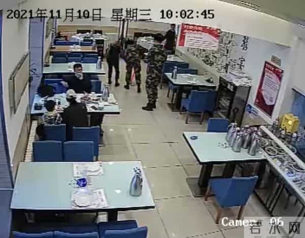 武警借用厕所后道谢