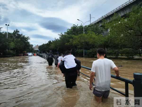 三亚暴雨 市民游客雨中有序做核酸