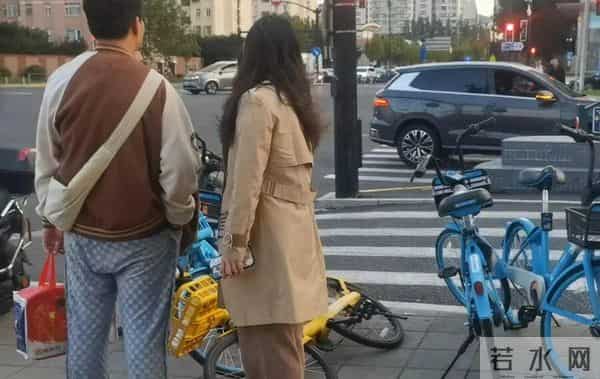 上海地铁一安检员上班睡觉