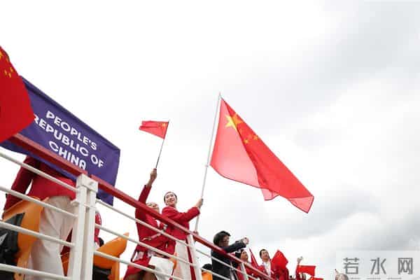 LADYGAGA像火烈鸟一样窜出来