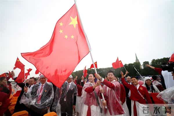 LADYGAGA像火烈鸟一样窜出来