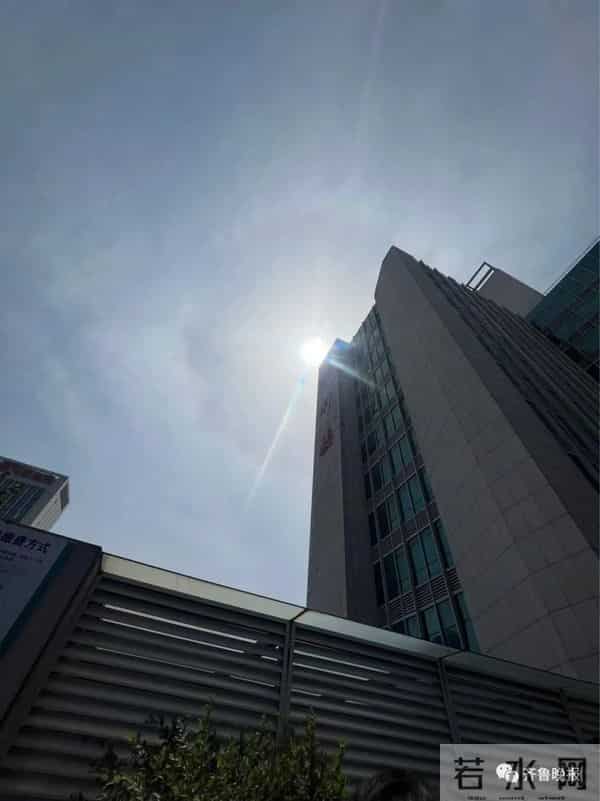 山东一地上空出现超大圆环彩虹