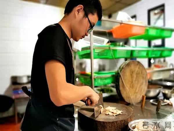 班主任回应男生高考前父亲去世