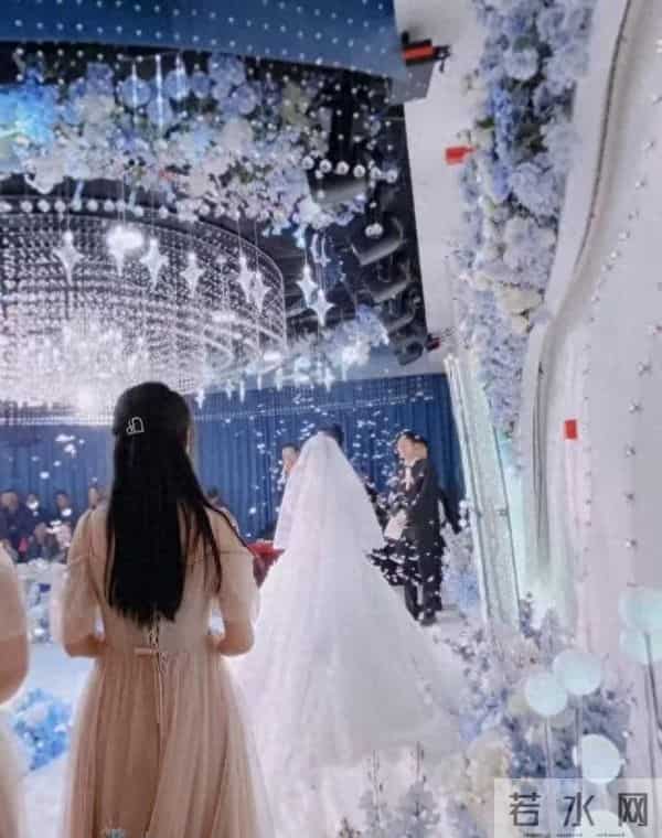 吃席遇直升机悬停