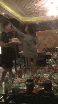 大妈跳广场舞把孩子栓栏杆上