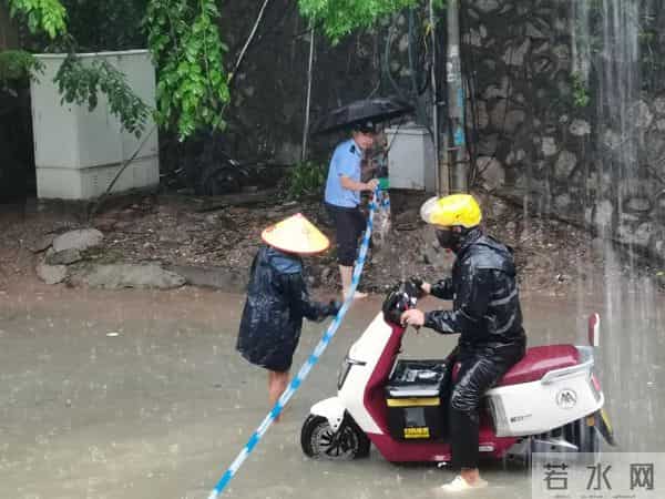 三亚暴雨 市民游客雨中有序做核酸