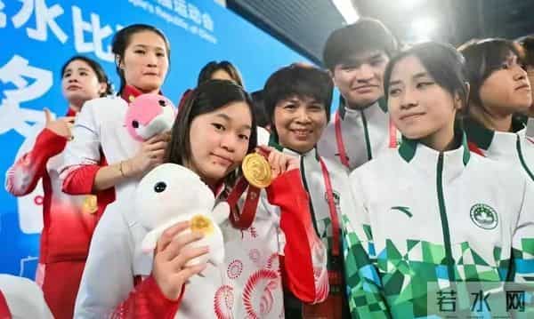 主播自带燃气做饭蹲守全红婵家