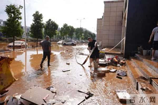 平江商户-没告诉孩子暑假作业被淹