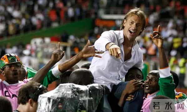 乌拉圭教练颜值引热议